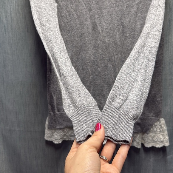 🚩 Jillian Harris Gray Lace Hem Women's Top size small - Picture 5 of 9